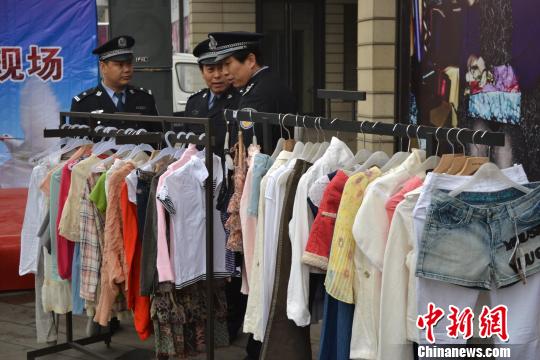 警方展示的部分被盜服裝?！∷瘟⒊z