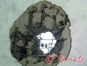 被雷電擊穿的民房。