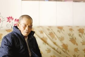 4月15日，劉爹爹的一只眼睛上有明顯的淤青。