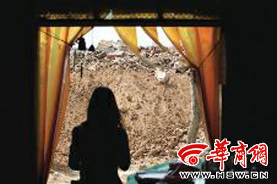 學(xué)校旁的小賣(mài)部老板李女士看著店門(mén)口的建筑垃圾很頭疼 本報(bào)記者董國(guó)梁攝
