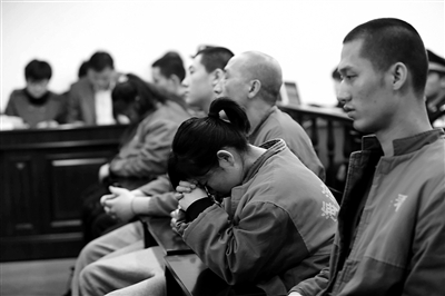 昨日，因涉嫌誘騙男網(wǎng)友進(jìn)行高額消費(fèi)，海淀區(qū)一咖啡廳負(fù)責(zé)人及“吧女”等14人受審。新京報(bào)記者 王貴彬 攝