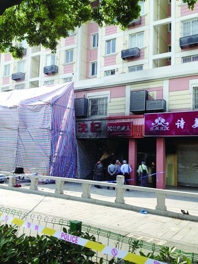 警方勘查事故現(xiàn)場。