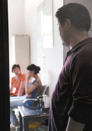 妻子在房內(nèi)勸說女兒時(shí)，楊師傅守在門外