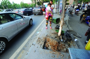 幸虧轎車撞到香樟樹上停了下來(lái),否則后果更嚴(yán)重。