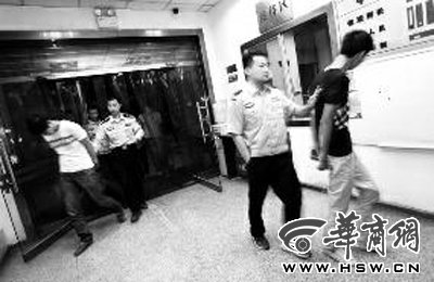 三人搶劫孕婦后，被警方和群眾合力抓獲 王警/攝