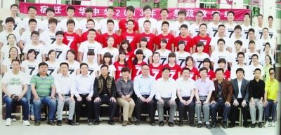 大家來(lái)找找，兩幅圖中有13人完全一致，你能找出來(lái)嗎？