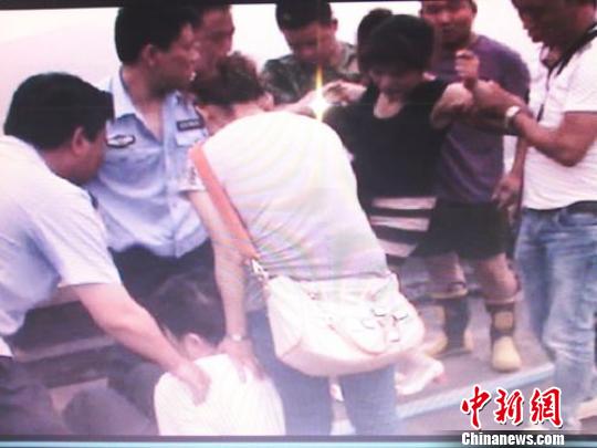 宗德宇緩緩靠近跳樓女子?！O程　攝