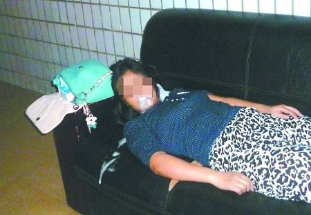 女子橫躺在沙發(fā)上口吐白沫。通訊員 康睿 記者 吳珊 攝