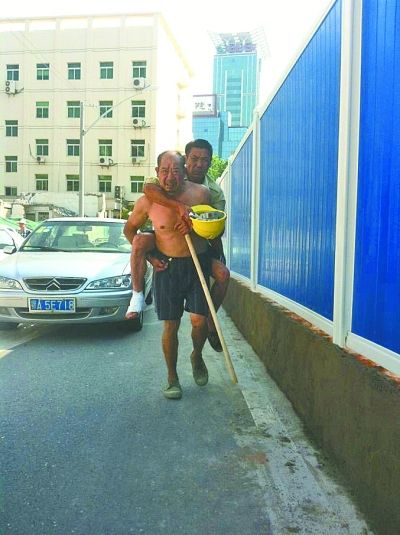 “謝謝，我們身上灰多，怕把車弄臟了”