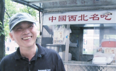 這是謝云峰在美國(guó)紐約街頭餐車(chē)前的視頻截圖。