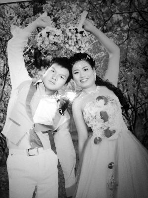 結(jié)婚照中的阿妮笑容燦爛，現(xiàn)實(shí)中，這對“跨國速成夫妻”還處在并不愉快的磨合過程中 本版均為資料圖片