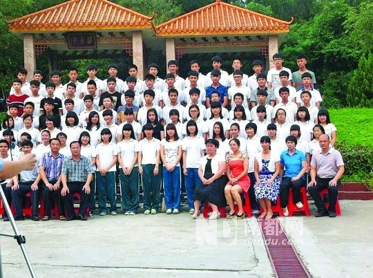 畢業(yè)照中間留出四個(gè)空位。