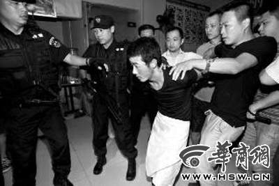 犯罪嫌疑人韓牙某圍著圍裙在廚房內(nèi)拉面，被民警抓獲 本報記者 鄧小衛(wèi) 攝
