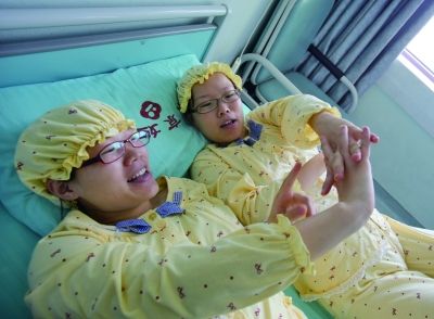 生完寶寶后姐妹倆在床上聊天。