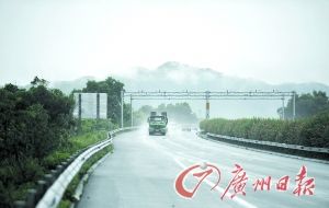 　當(dāng)天事故發(fā)生的現(xiàn)場(chǎng)處于一個(gè)彎道，很多司機(jī)反映說來不及減速。