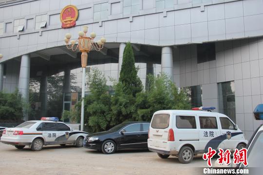 泊頭市人民法院院內(nèi)仍停有無牌制式警車，涉事人員與記者沖突地點僅距法院不足50米。穆玉良 攝