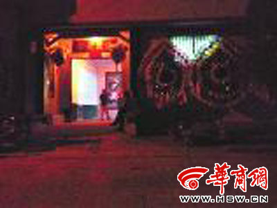 昨晚8時(shí)許，老人的大兒子的家正在辦喪事，屋外擺放著花圈 本報(bào)記者張超攝