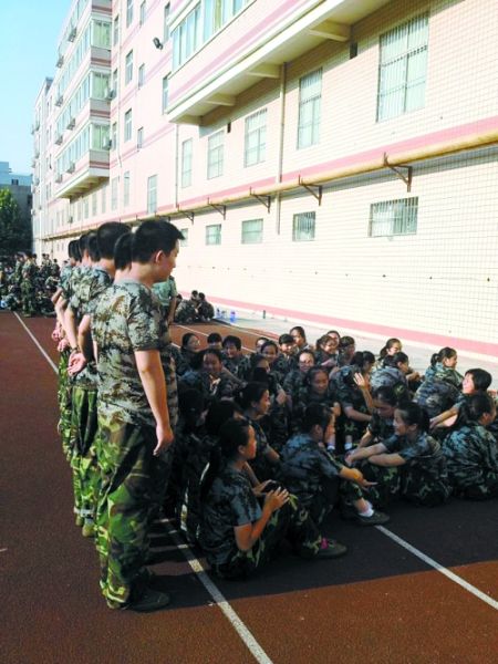女孩們說，這道“人影陰涼”，為高中時(shí)代的記憶鑲上了一顆珍珠 網(wǎng)友供圖