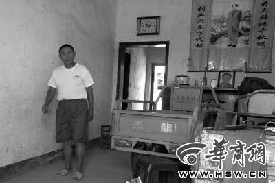 8月16日，在家中接受監(jiān)外執(zhí)行4年刑期的汪衛(wèi)國(guó)（化名）剛剛送走家訪的法官。