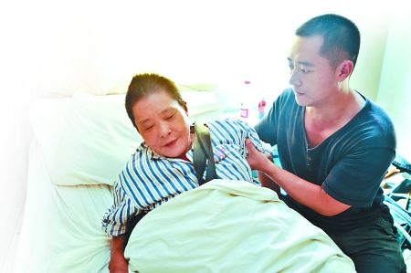 母親因患白血病無(wú)錢(qián)治療，他依然不言放棄