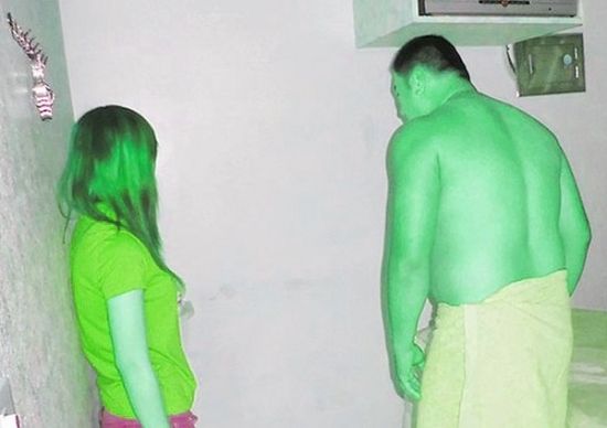 高雄黃姓男子(右)懷疑女友在“喇叭店”兼差，前往調(diào)查順便消費時被警方逮個正著。(圖／東森新聞)