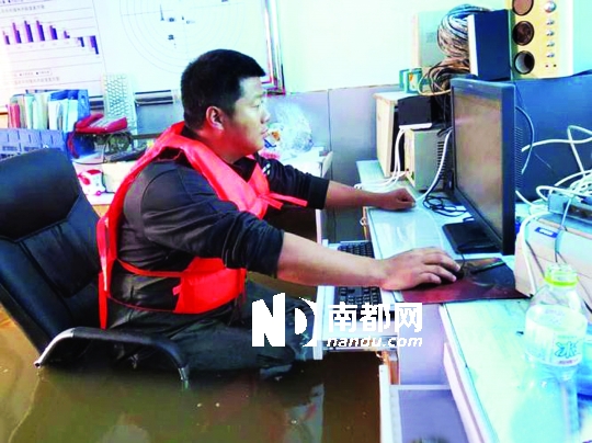8月31日，黑龍江撫遠(yuǎn)氣象局人員在工作中，洪水已將椅座淹沒。圖片來(lái)源：中國(guó)氣象網(wǎng)