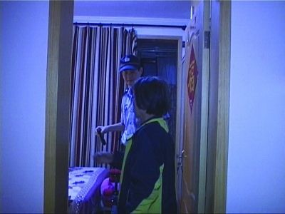 民警幫老人檢查沒發(fā)現有炸彈。