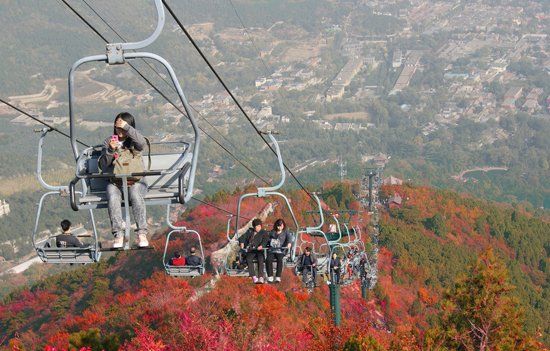 　香山公園“吊籃式”纜車除防護杠外，無其他防護措施。（資料圖）