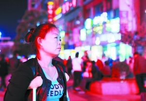 走在燈火闌珊的蘭州街頭，史女士迷茫無助。