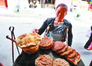 手頭拮據，每天只能吃一頓飯。