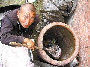 鄭艷良講述鋸?fù)冉?jīng)過。本報(bào)記者 汪洋 攝