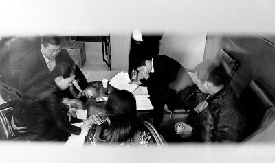 今天上午，喜隆多接待處內(nèi)，市場管理方與商戶核對租金和抵押金數(shù)目
