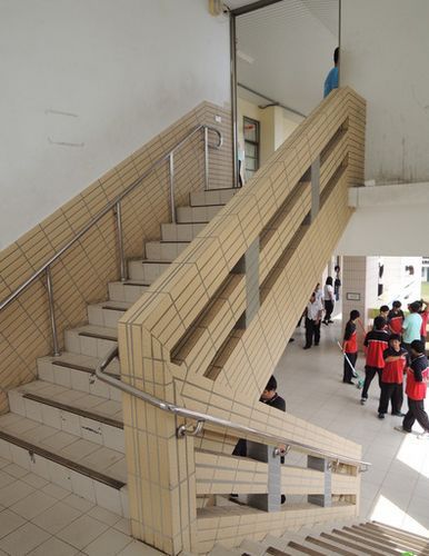 高職樓梯口傳出情殺，嚇壞一群學(xué)生。圖片來源：臺灣媒體