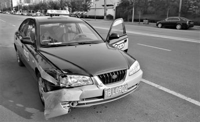 昨日，朝陽區(qū)林萃路，因連撞“克隆”車，的哥劉師傅的車輛受損送修。新京報記者 黃月 攝