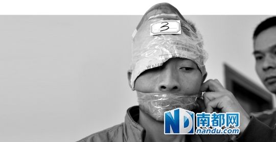 為了防止犯罪嫌疑人串供，民警用膠帶將犯罪嫌疑人的嘴封住。