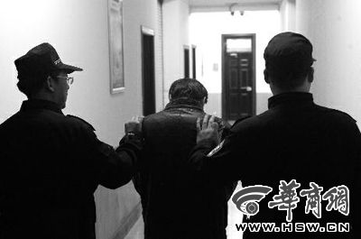 　昨日，西安市長(zhǎng)延堡派出所，砍傷醫(yī)生的插隊(duì)患者已被警方控制 本報(bào)記者 張喆 攝