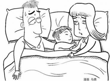 漫畫圖：男孩與父母同床睡。