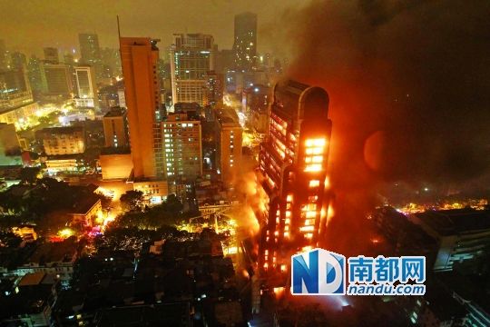 昨晚近7時，廣州越秀區(qū)起義路217號建業(yè)大廈發(fā)生火災(zāi)。火勢猛烈，將整棟大樓都燒了個通透。