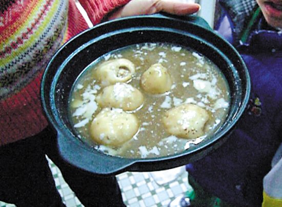 由于放置時間過久，鍋里的湯圓已經(jīng)非常大，湯圓皮上浮現(xiàn)很多白色物質(zhì)。