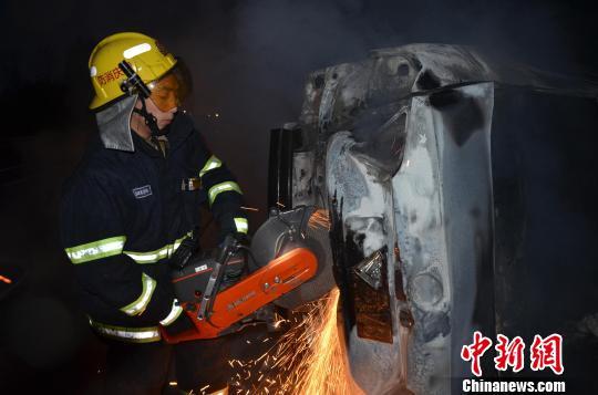 圖為消防人員破拆轎車，尋找4萬元現(xiàn)金。嚴光濤 攝