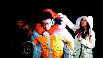 　途中女隊(duì)友小妮突發(fā)高燒，男隊(duì)員輪流背了她三個小時(shí)，直到網(wǎng)友開車來接