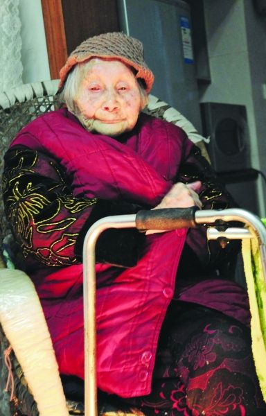 正在取暖的熊婆婆。見習(xí)記者 楊榮峰 攝