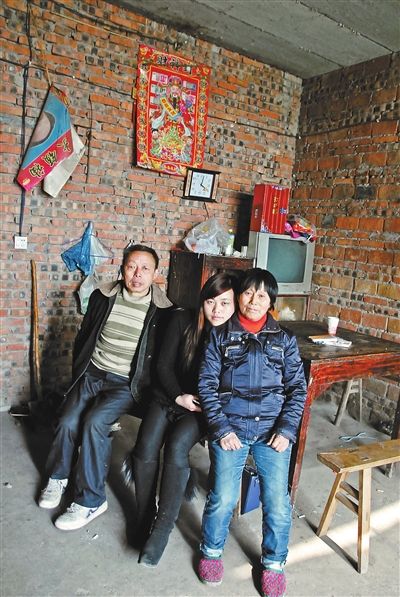 超生女謝先梅(中)、養(yǎng)父謝運(yùn)才（左）、謝運(yùn)才的嫂子唐富秀