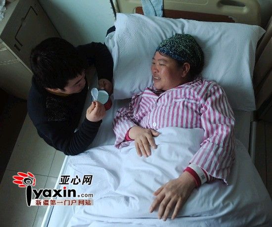 2月15日，馬友紅給病床上的母親喂水喝，對于家庭現(xiàn)在的處境，身患重癥的母親也時(shí)而感到愧對兒子。亞心網(wǎng)記者 張已 攝