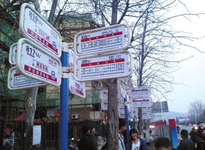 3月16日，江蘇省南京市，眾多乘客在“火車站廣場東”站臺候車。圖/東方IC