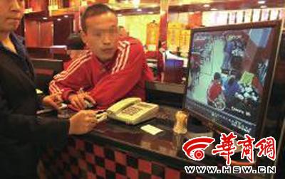昨日，李女士展示從火鍋店抱回的火鍋，內(nèi)有濕巾