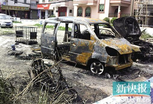 涉事面包車燒剩鐵殼。