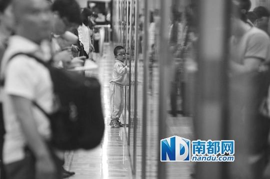 深圳龍華線(xiàn)乘客移動(dòng)電源爆炸 300人從隧道疏散