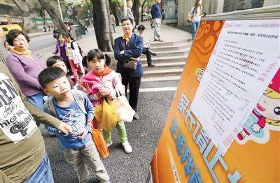 昨日，中華路小學貼出告示，提醒家長不要相信傳言。