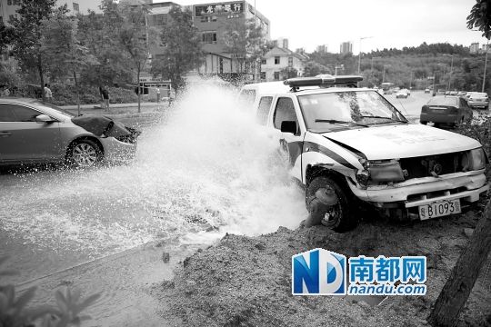 昨日，龍華金龍路，男子開走警車，后撞上消防栓停下，警車車頭受損。